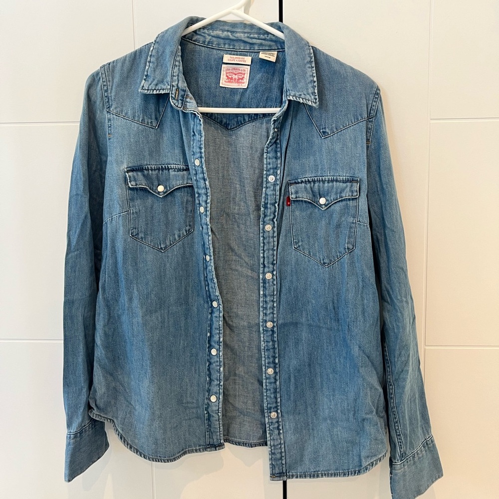 Levi’s tailored fit Jean Button Top | size S